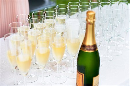 simsearch:6102-08882259,k - Champagne flutes Photographie de stock - Premium Libres de Droits, Code: 6102-08942289