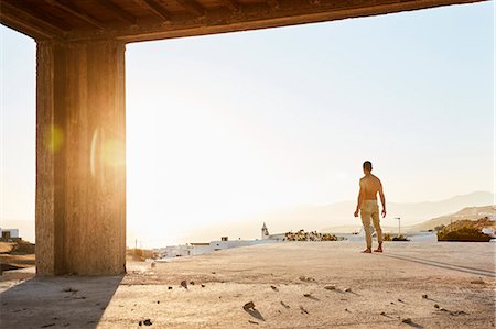 Man looking away at sunset Stock Photo - Premium Royalty-Free, Code: 6102-08942223