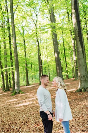 simsearch:6102-07602551,k - Happy young couple together Foto de stock - Royalty Free Premium, Número: 6102-08942399