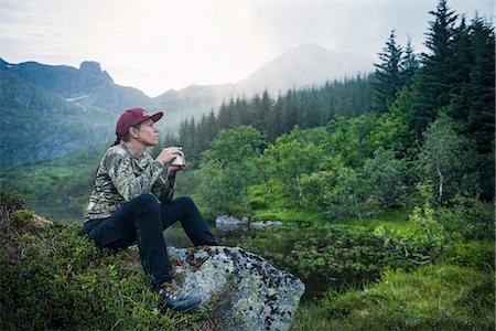 simsearch:6102-08271684,k - Woman in mountains looking away Photographie de stock - Premium Libres de Droits, Code: 6102-08942301