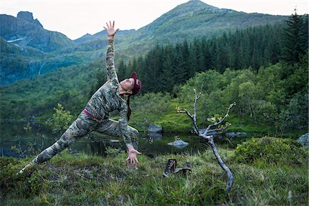 simsearch:6102-08885648,k - Woman in mountains doing yoga Foto de stock - Sin royalties Premium, Código: 6102-08942302