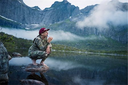 Woman at lake brushing teeth Photographie de stock - Premium Libres de Droits, Code: 6102-08942315