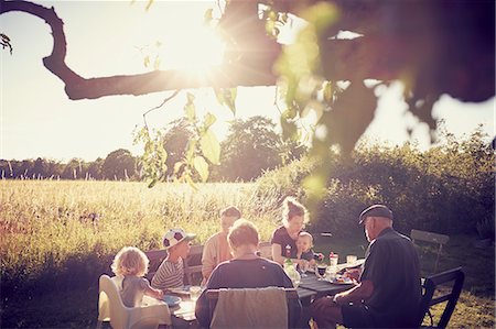 savourer - Family having meal in garden Photographie de stock - Premium Libres de Droits, Code: 6102-08942320