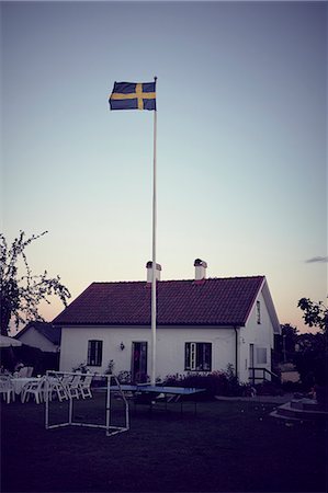 swedish flag - House at dusk Stockbilder - Premium RF Lizenzfrei, Bildnummer: 6102-08942455