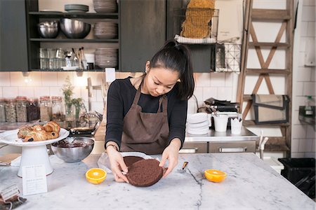 simsearch:6102-08942437,k - Young woman making chocolate cake Photographie de stock - Premium Libres de Droits, Code: 6102-08942436