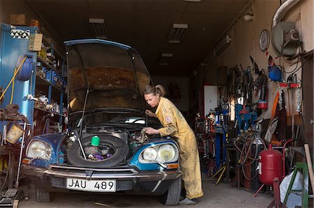 Woman mechanic repairing vintage car Stock Photo - Premium Royalty-Free, Code: 6102-08942641