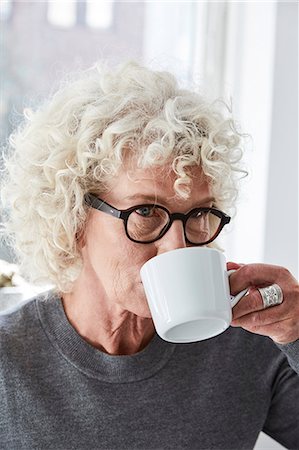 simsearch:6102-08882088,k - Portrait of senior woman drinking from cup Foto de stock - Royalty Free Premium, Número: 6102-08942618
