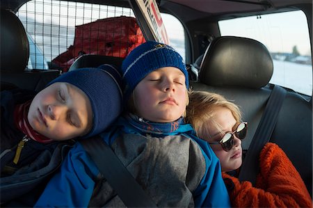 sleeping teen girls in a car - Children sleeping on backseat of car Stock Photo - Premium Royalty-Free, Code: 6102-08942635