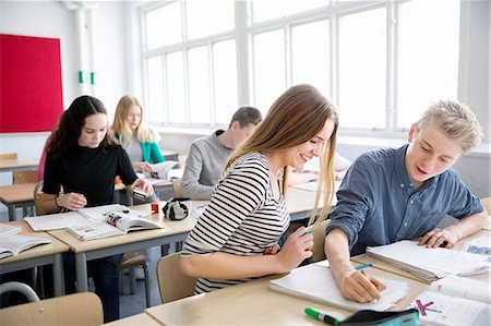 simsearch:6102-08951246,k - Teenagers learning in classroom Fotografie stock - Premium Royalty-Free, Codice: 6102-08951253