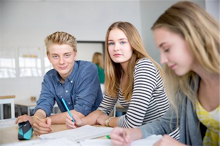 simsearch:6102-08951246,k - Teenagers sitting in classroom Fotografie stock - Premium Royalty-Free, Codice: 6102-08951250
