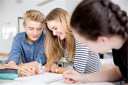 simsearch:6102-08951246,k - Teenagers learning in classroom Fotografie stock - Premium Royalty-Free, Codice: 6102-08951260