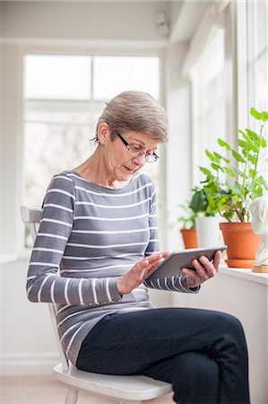 short hair for older women with glasses - Senior woman using digital tablet Stock Photo - Premium Royalty-Free, Code: 6102-08951274