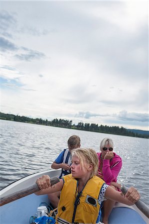 simsearch:6102-08761325,k - Mother with children on boat Stockbilder - Premium RF Lizenzfrei, Bildnummer: 6102-08951282