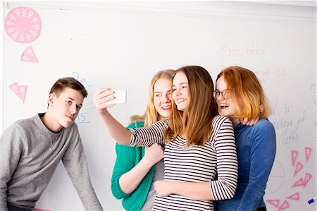 simsearch:6102-08951246,k - Teenagers taking selfie with cell phone Fotografie stock - Premium Royalty-Free, Codice: 6102-08951208