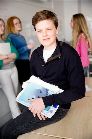 simsearch:6102-08951246,k - Portrait of teenage boy holding books Fotografie stock - Premium Royalty-Free, Codice: 6102-08951227