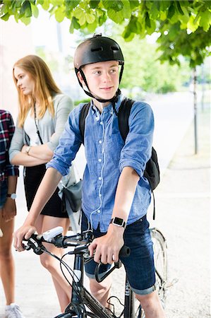 simsearch:6102-07790143,k - Teenagers with bicycles walking in city Photographie de stock - Premium Libres de Droits, Code: 6102-08951346