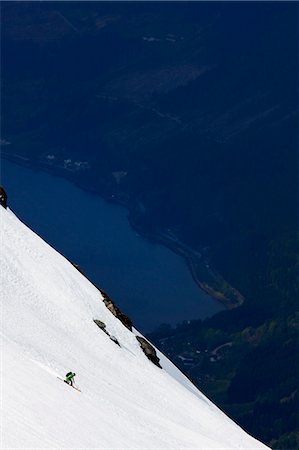 simsearch:6102-04929303,k - Man skiing on slope Foto de stock - Sin royalties Premium, Código: 6102-08951394