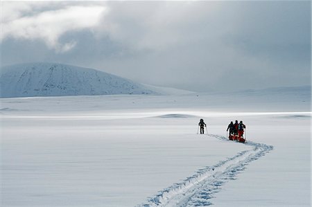 simsearch:6102-08063071,k - Tourists cross country skiing against mountain scenery Foto de stock - Sin royalties Premium, Código: 6102-08951322