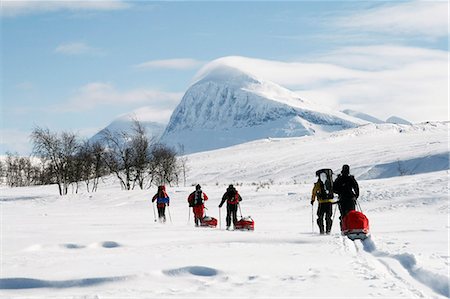 simsearch:6102-07843767,k - Tourists cross country skiing against mountain scenery Photographie de stock - Premium Libres de Droits, Code: 6102-08951336