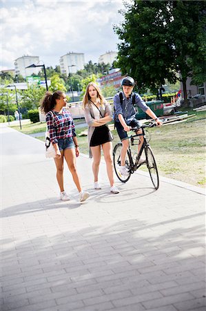 simsearch:6102-07790143,k - Teenagers with bicycle walking in city Photographie de stock - Premium Libres de Droits, Code: 6102-08951339