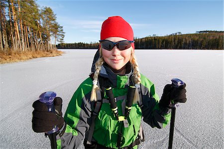 simsearch:6102-08942471,k - Portrait of smiling woman in winter scenery Fotografie stock - Premium Royalty-Free, Codice: 6102-08951428