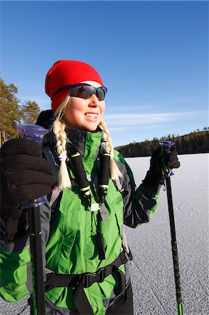 simsearch:6102-08942471,k - Portrait of smiling woman in winter scenery Fotografie stock - Premium Royalty-Free, Codice: 6102-08951429