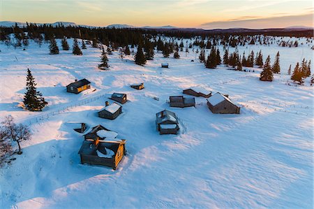 Wooden shacks in winter landscape Photographie de stock - Premium Libres de Droits, Code: 6102-08951554