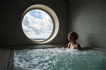 Woman in hot tub Photographie de stock - Premium Libres de Droits, Code: 6102-08951501