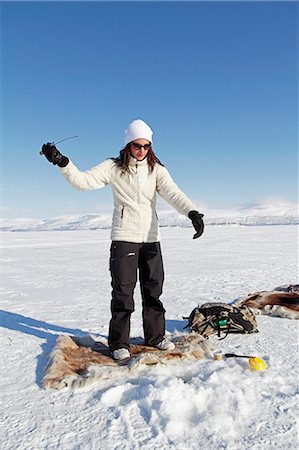 pêche dans la glace - Young woman ice fishing Photographie de stock - Premium Libres de Droits, Code: 6102-08951640
