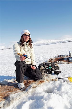 pêche dans la glace - Woman ice fishing Photographie de stock - Premium Libres de Droits, Code: 6102-08951641