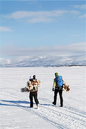 pêche dans la glace - People carrying ice fishing equipment Photographie de stock - Premium Libres de Droits, Code: 6102-08951635
