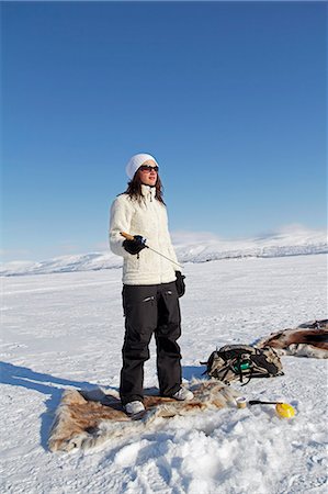 pêche dans la glace - Young woman ice fishing Photographie de stock - Premium Libres de Droits, Code: 6102-08951639