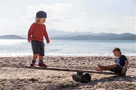 Boys playing seesaw on beach Foto de stock - Sin royalties Premium, Código: 6102-08951795