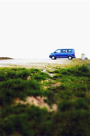 simsearch:6102-08120443,k - Van parked in remote landscape Foto de stock - Sin royalties Premium, Código: 6102-08951732