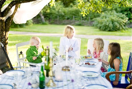 dining area - Children at table in garden Photographie de stock - Premium Libres de Droits, Code: 6102-08951863