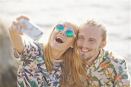 simsearch:6102-07602551,k - Happy couple taking selfie Foto de stock - Royalty Free Premium, Número: 6102-08951813