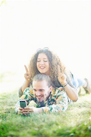 simsearch:6102-07602551,k - Happy couple taking selfie Foto de stock - Royalty Free Premium, Número: 6102-08951812