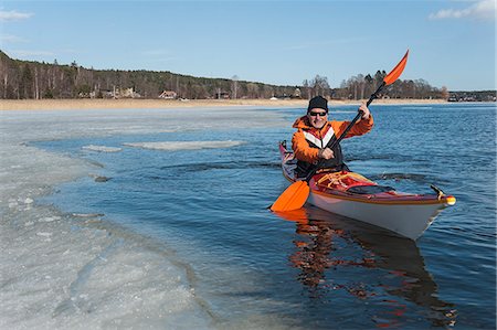 simsearch:6102-08951968,k - Man kayaking on river Foto de stock - Sin royalties Premium, Código: 6102-08951961