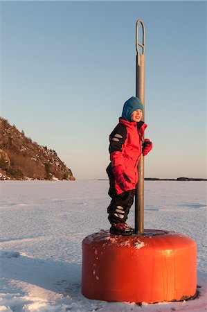 Boy standing on buoy Photographie de stock - Premium Libres de Droits, Code: 6102-08951962