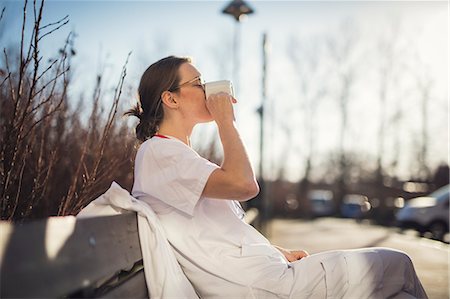 simsearch:6102-08951985,k - Female doctor enjoying coffee Foto de stock - Sin royalties Premium, Código: 6102-08951923