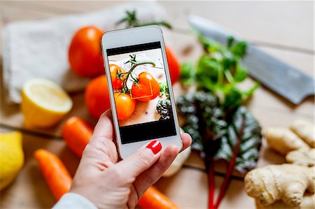 Woman photographing vegetables Photographie de stock - Premium Libres de Droits, Code: 6102-08952037