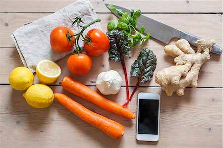 simsearch:6102-08270642,k - Smartphone and vegetables on table Stock Photo - Premium Royalty-Free, Code: 6102-08952035