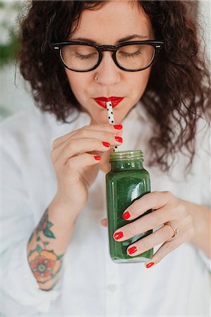 smoothie woman - Young woman drinking smoothie Foto de stock - Sin royalties Premium, Código: 6102-08952116