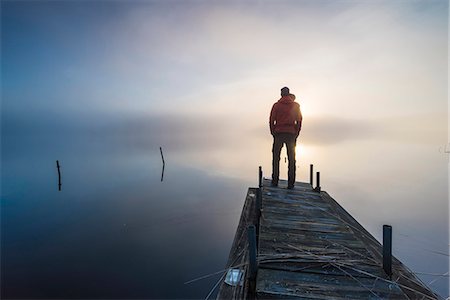 Man standing at the end of wooden pier Stockbilder - Premium RF Lizenzfrei, Bildnummer: 6102-08994676