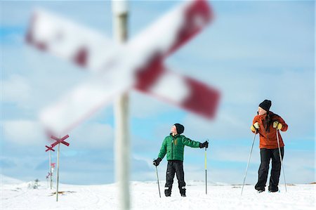 simsearch:6102-08063071,k - Mother with son skiing Stockbilder - Premium RF Lizenzfrei, Bildnummer: 6102-08994899