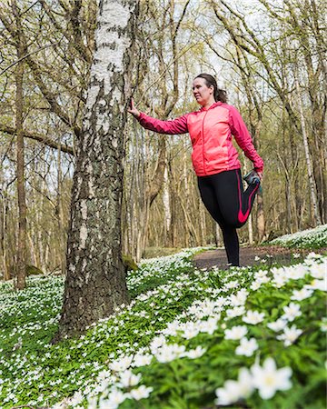 simsearch:6102-08994936,k - Woman stretching in spring forest Photographie de stock - Premium Libres de Droits, Code: 6102-08994997