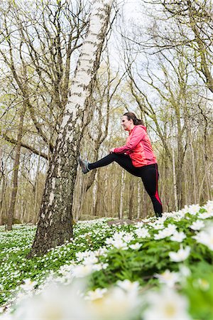 simsearch:6102-08994936,k - Woman stretching in spring forest Photographie de stock - Premium Libres de Droits, Code: 6102-08994996