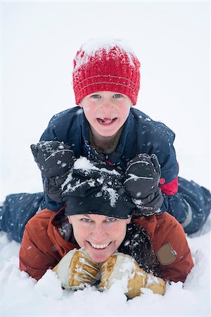 simsearch:6102-08746879,k - Mother with son on snow Photographie de stock - Premium Libres de Droits, Code: 6102-08994905