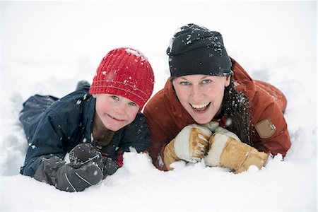 simsearch:6102-08746879,k - Mother with son on snow Photographie de stock - Premium Libres de Droits, Code: 6102-08994906