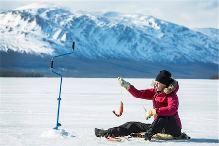 pêche dans la glace - Woman ice fishing Photographie de stock - Premium Libres de Droits, Code: 6102-08994908